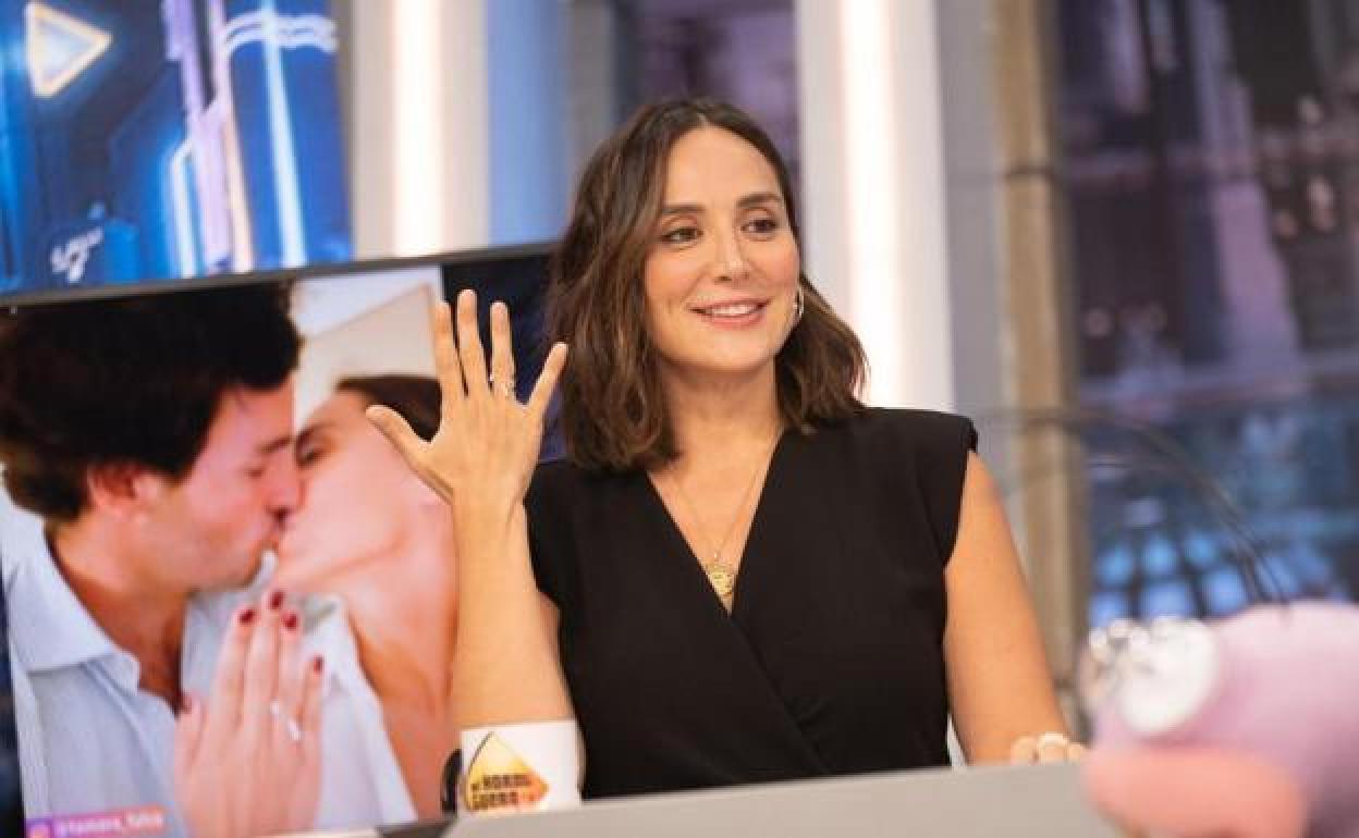 Tamara Falcó muestra su anillo de boda el pasado jueves en 'El Hormiguero'.