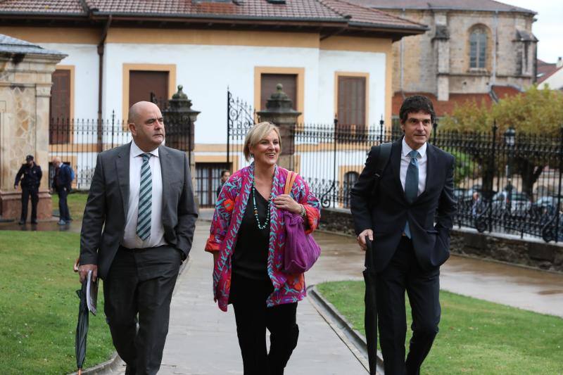 Jesús Lekerikabeaskoa, Itxaso Atutxa y Unai Rementeria a su llegada a la Casa de Juntas.