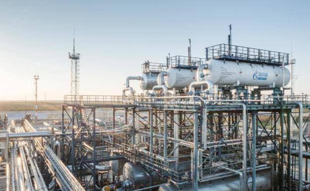 Vista de la planta Alexander Zhagrin, operada por Gazprom en el distrito autónomo de Janti-Mansi, en Rusia. 