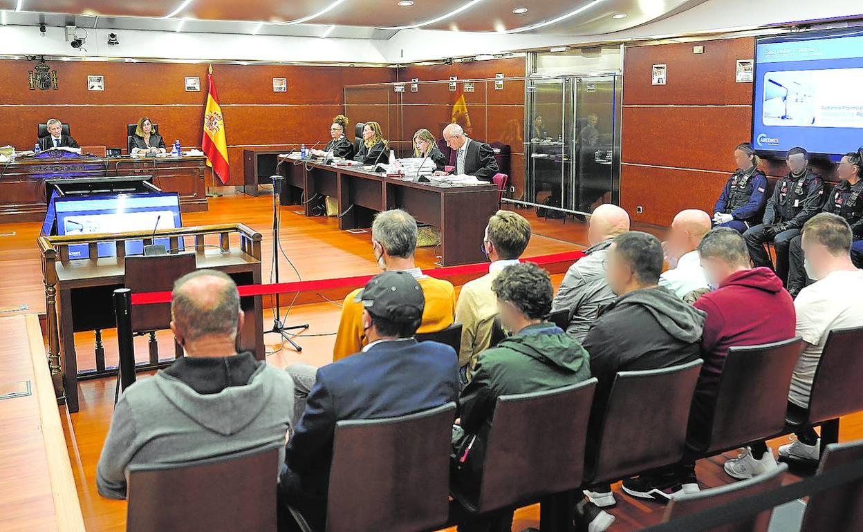 Ante la justicia. Los diez encausados el lunes durante la primera vista oral. 