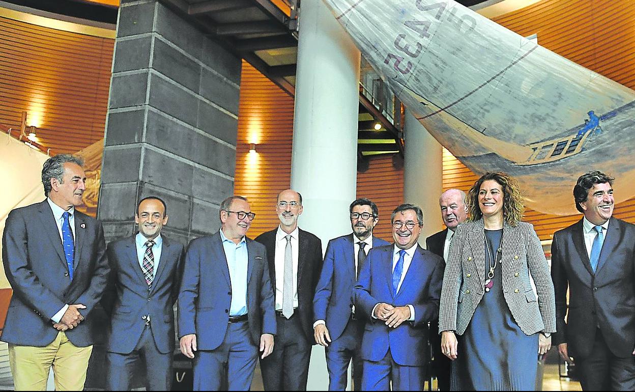 Los presidentes de los ocho puertos de la fachada cantábrico-atlántica se reunieron ayer en una jornada celebrada en el Itsasmuseum. 