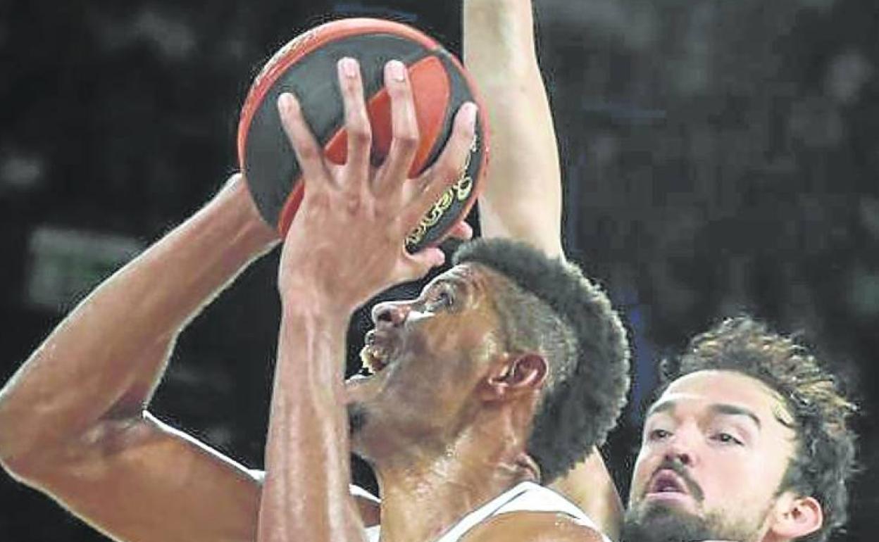 El madridista Tavares y el azulgrana Sanli en la final de la Supercopa.