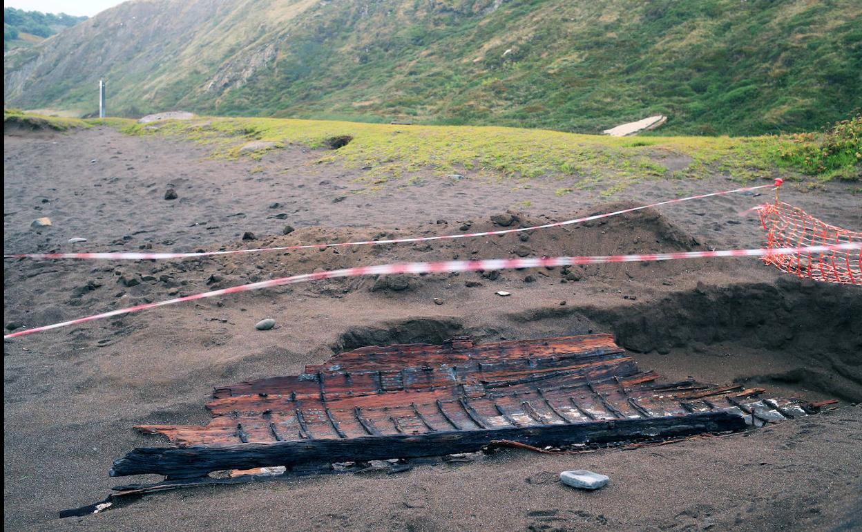 Vista de la excavación de los restos del pequeño barco, que van a ser enterrados de nuevo. 