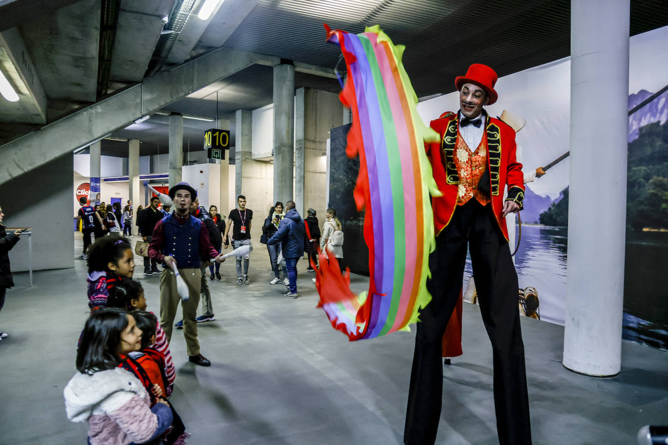 Fotos: Gran ambiente en el Buesa para el estreno liguero
