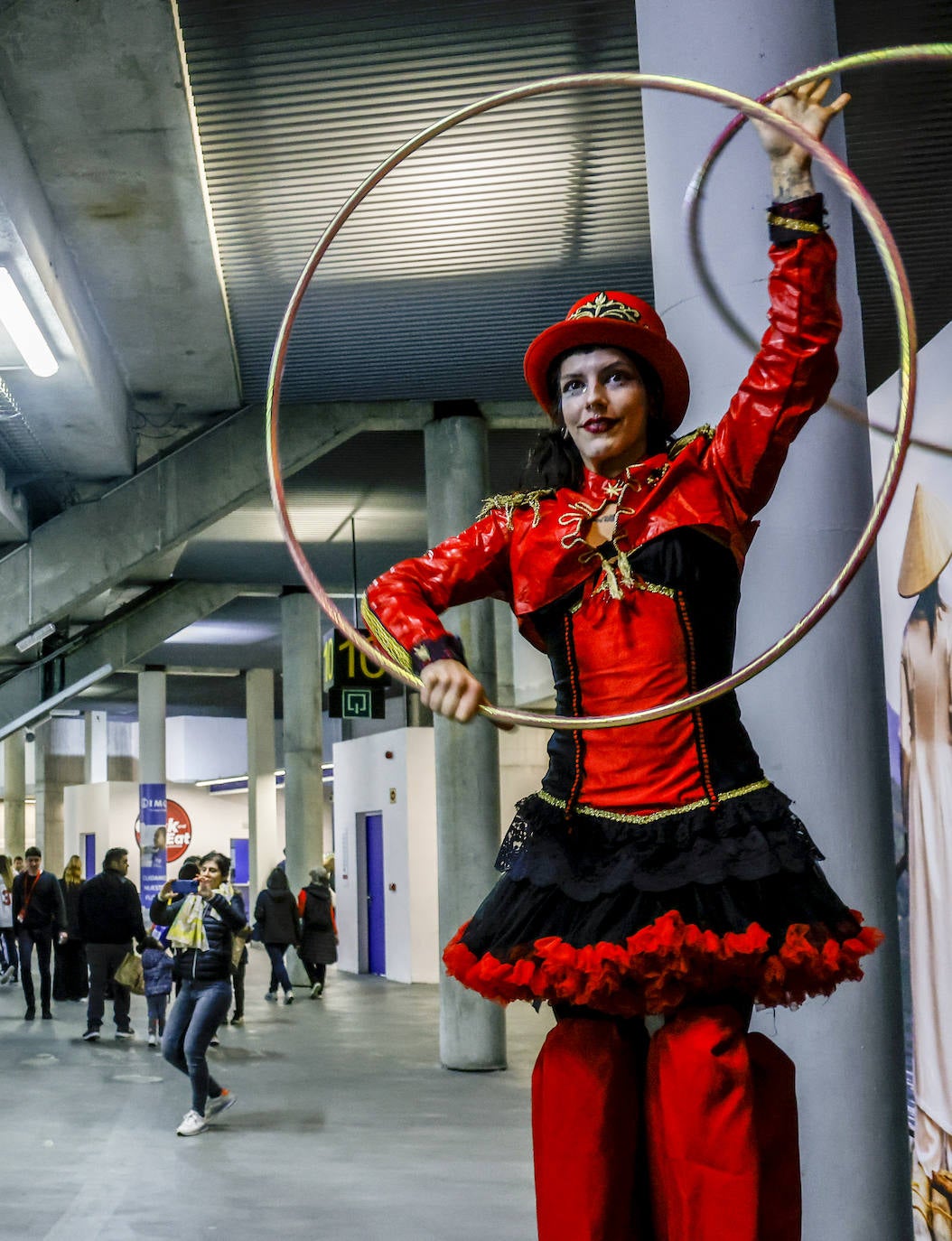 Fotos: Gran ambiente en el Buesa para el estreno liguero