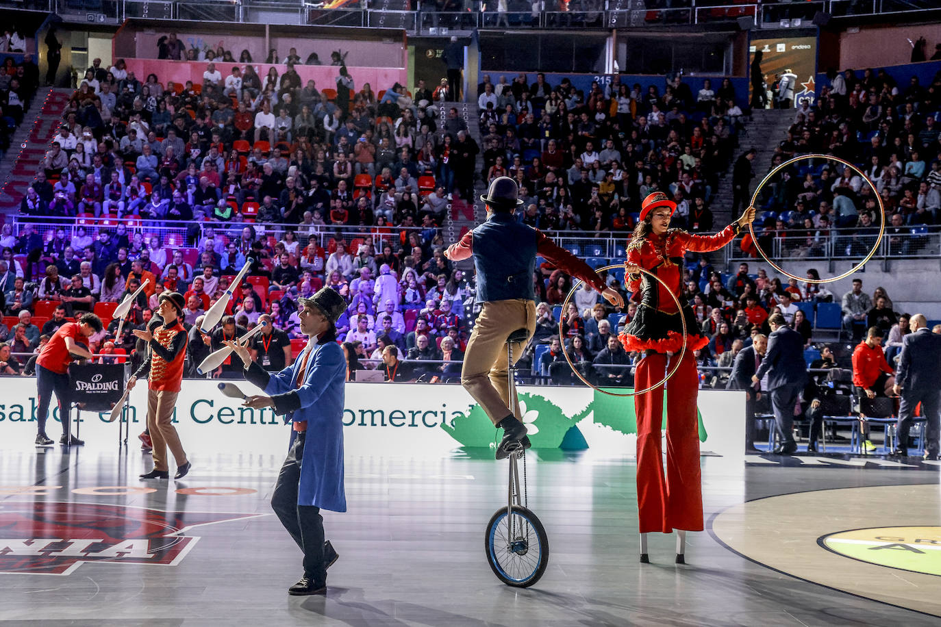Fotos: Gran ambiente en el Buesa para el estreno liguero