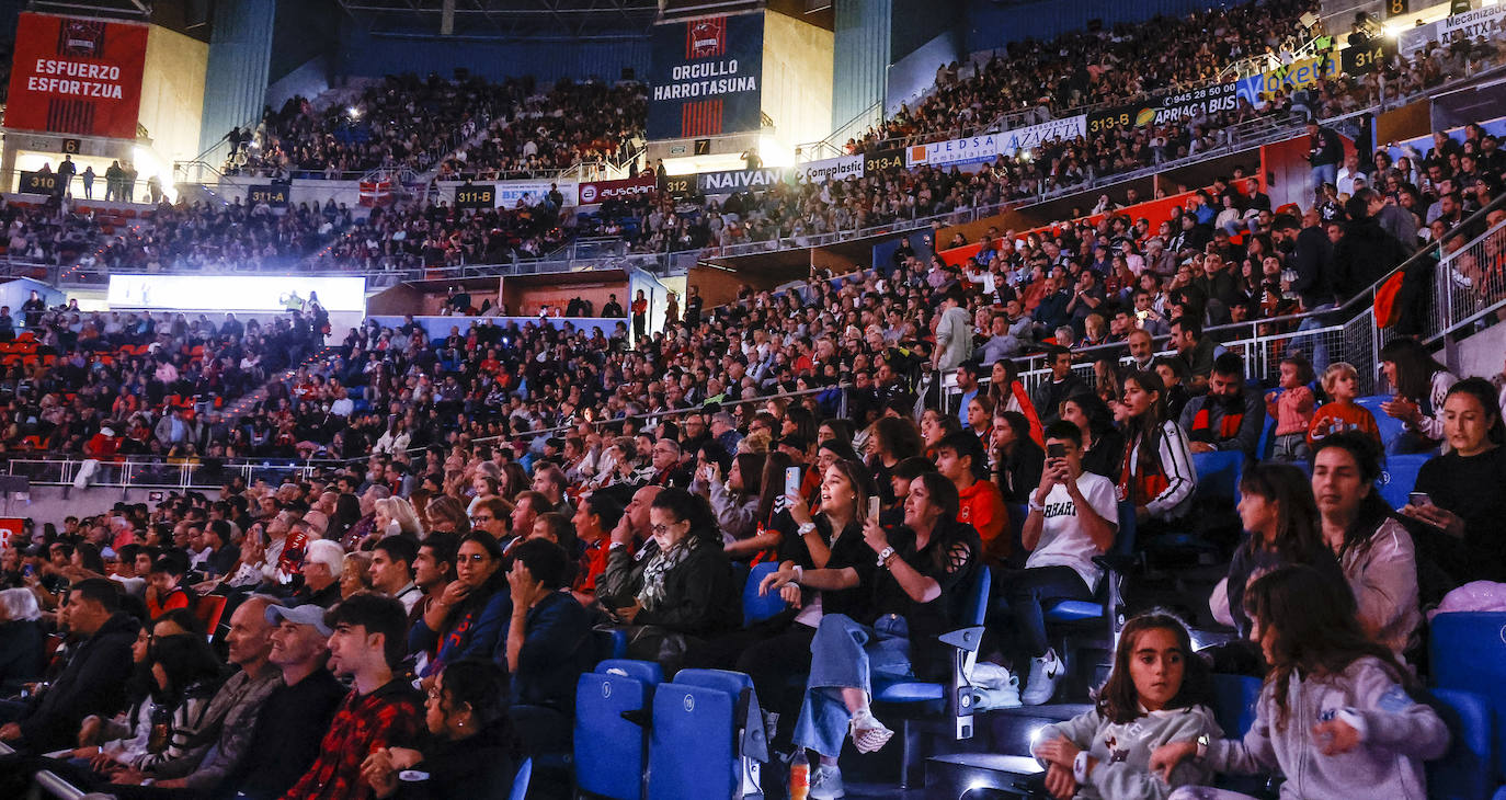 Fotos: Gran ambiente en el Buesa para el estreno liguero