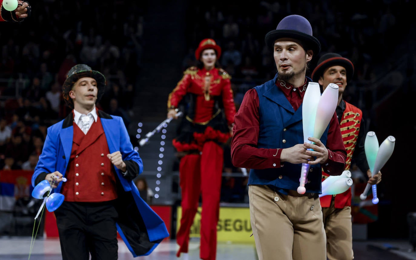 Fotos: Gran ambiente en el Buesa para el estreno liguero