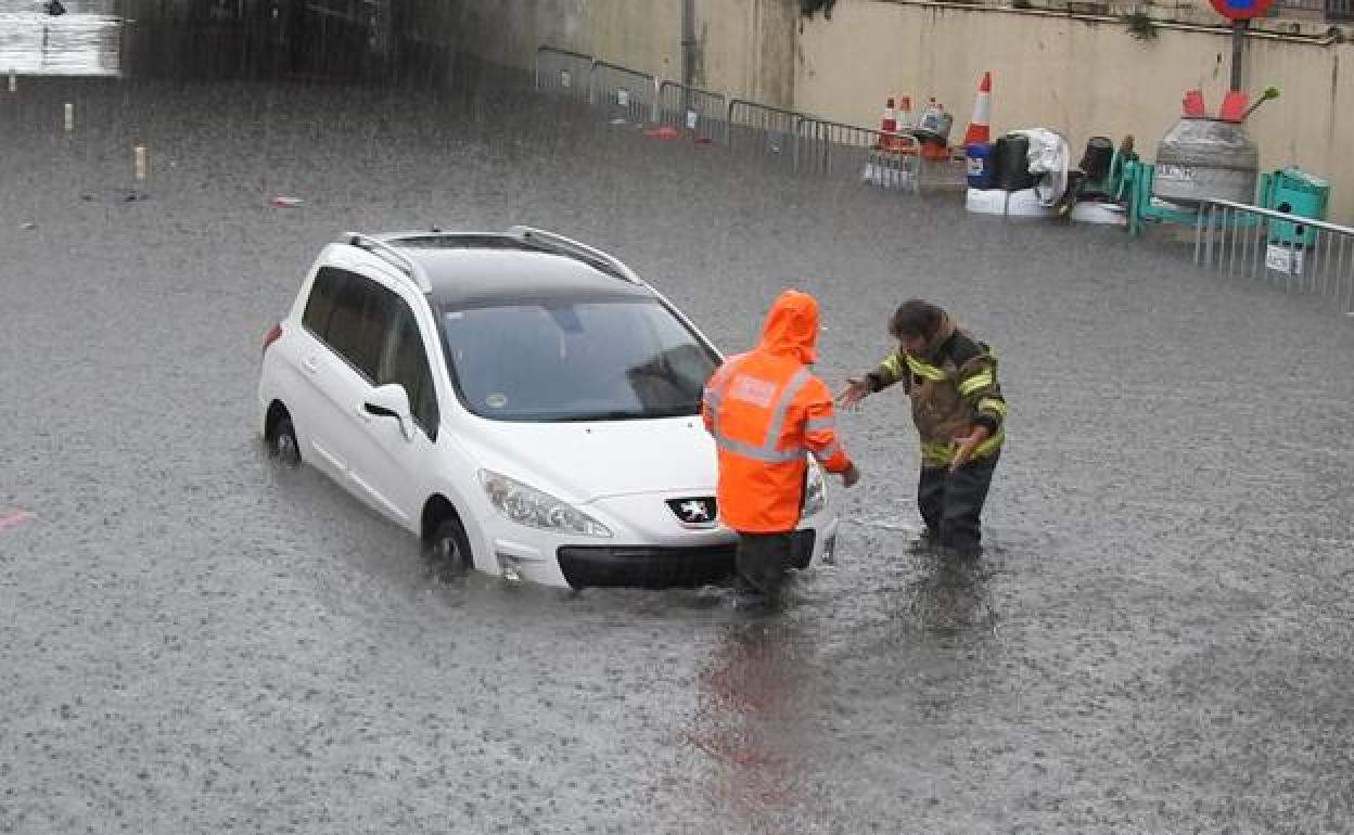 Uno de los coches afectados por la inundación de Zorroza. 