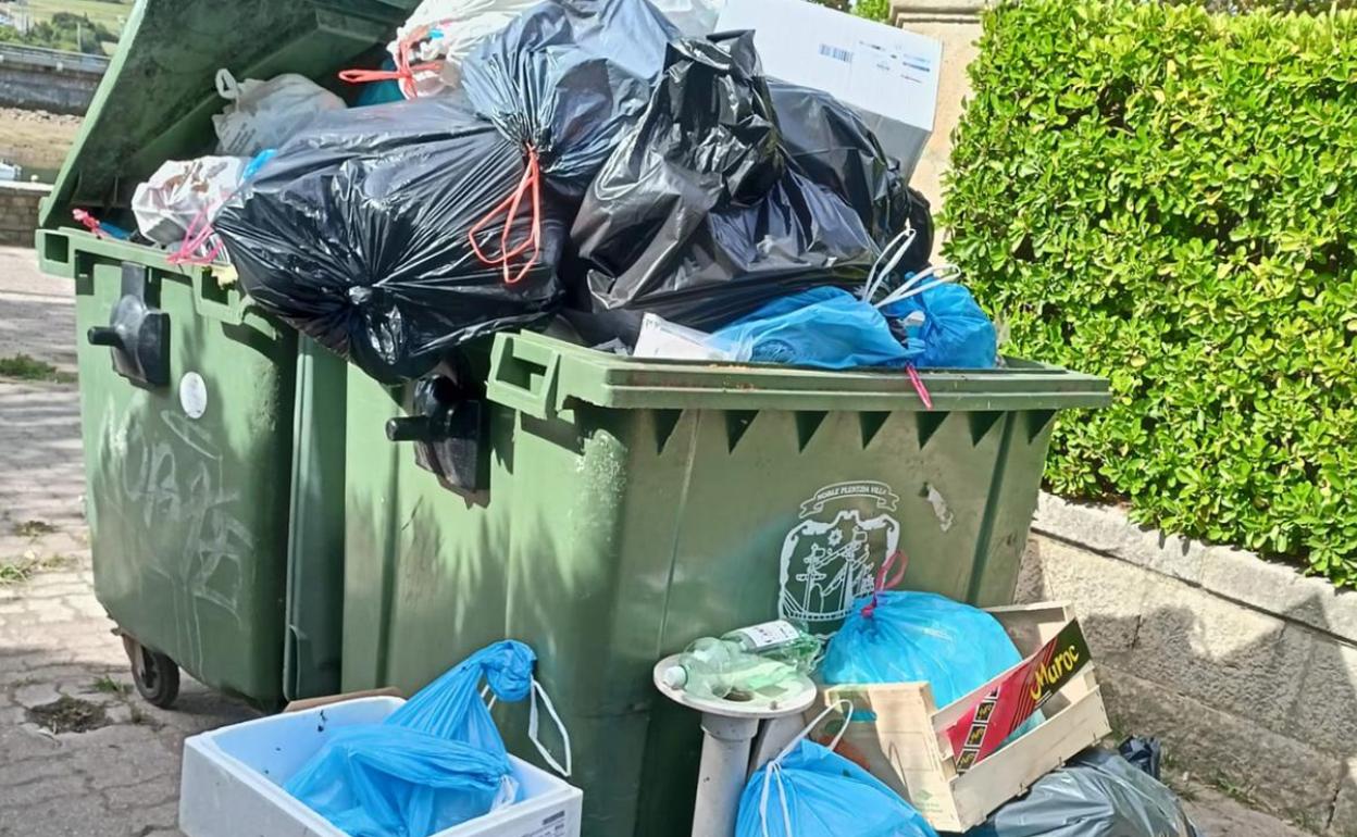 Imagen de un contenedor a rebosar en Plentzia hace unas semanas. 