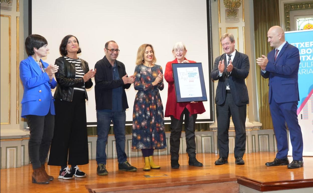 Mariolein Sabarte recibe el Premio de Traducción Etxepare-Laboral Kutxa en la Biblioteca de Bidebarrieta.