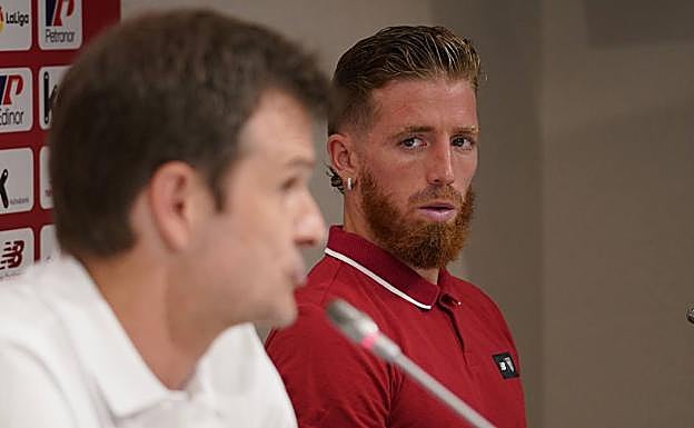 Ante la prensa con el capitán, Iker Muniain. 
