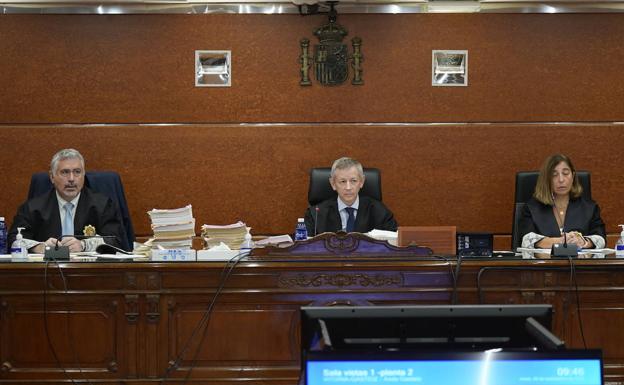 Los magistrados García Romo, Poncela y Cabero presiden este juicio que se desarrollara en el Palacio de Justicia de Vitoria.