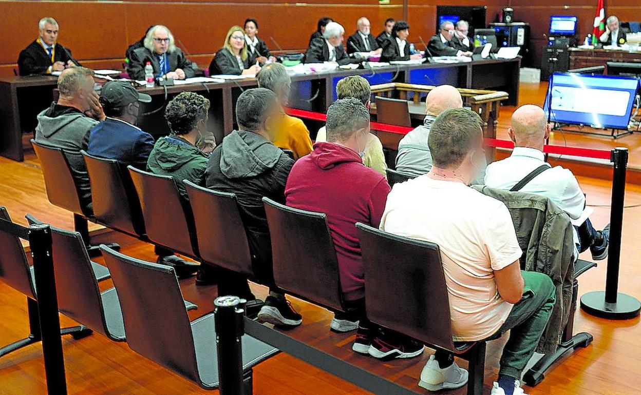 Los diez sospechosos en la primera jornada del juicio en la Audiencia de Álava, en la que cuatro llegaron a un acuerdo con la Fiscalía. 