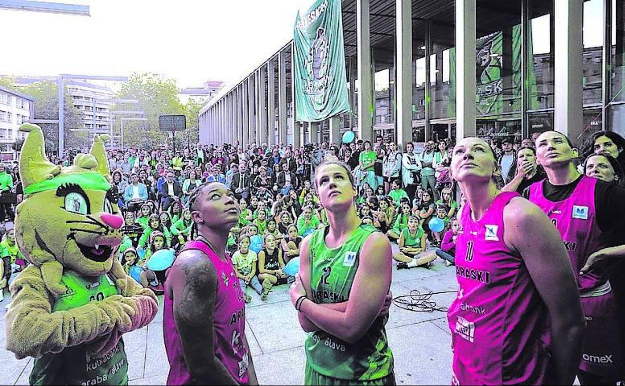 Las jugadoras del Araski, ayer en la Plaza de Abastos. 