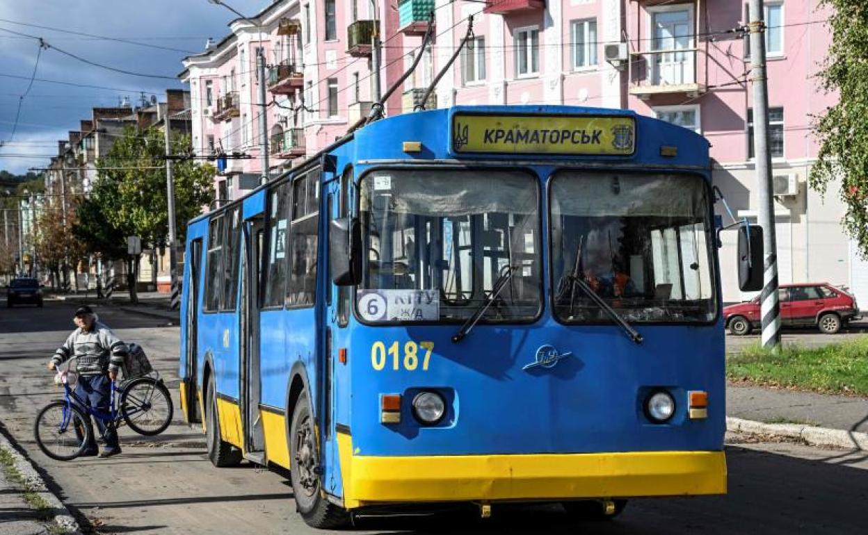 Un tranvía circula por la ciudad de Kramatorsk, en la región de Donetsk. 