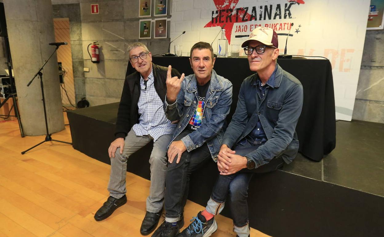 Josu Zabala, el batería Txanpi y el cantante Gari, en la presentación de los conciertos de Hertzainak. 