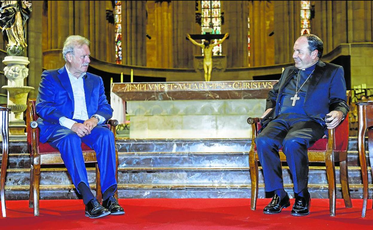 El periodista Manuel Campo Vidal y el obispo Juan Carlos Elizalde, durante el encuentro. 