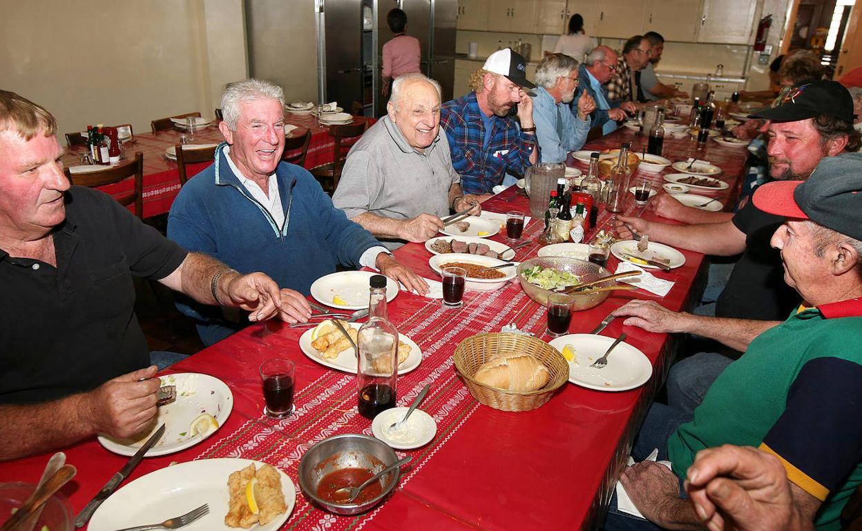 Una comida en el antiguo Hotel Noriega (Bakersfield, California).