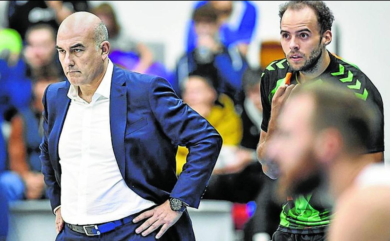 Jaume Ponsarnau observa atentamente el desarrollo del partido con Andersson atrás. 