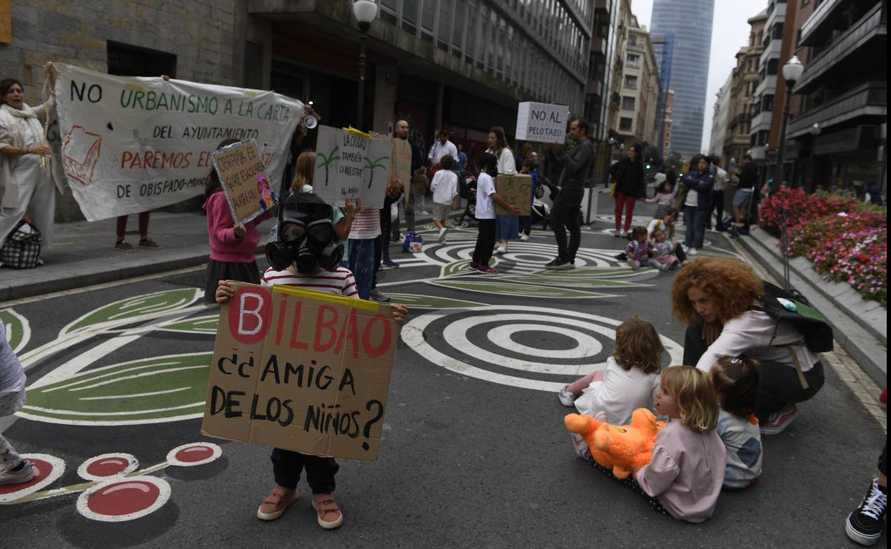 Protesta en Abando por la tala de una decena de árboles | El Correo
