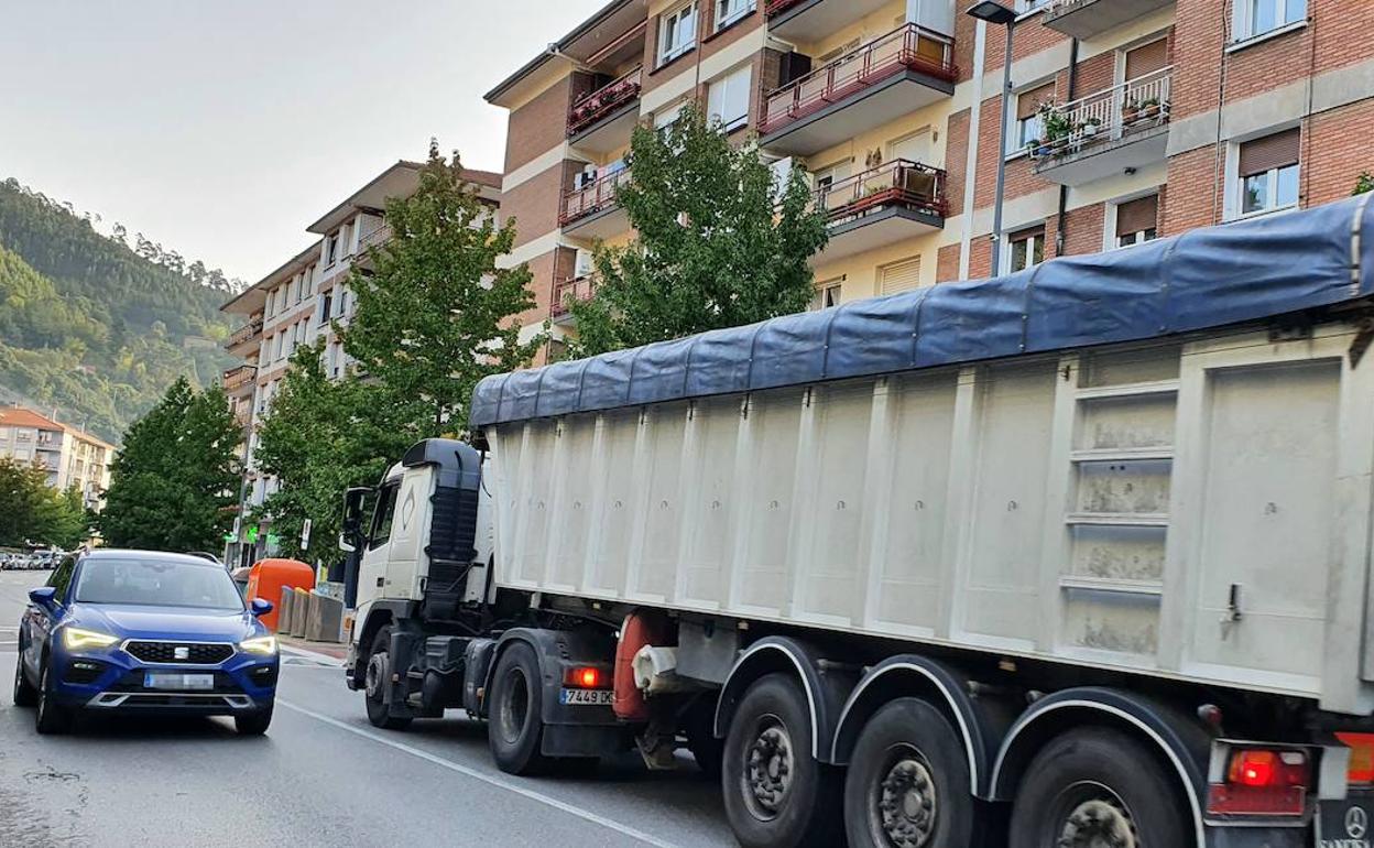 Camiones de gran tonelaje siguen circulando por el centro de Llodio. 