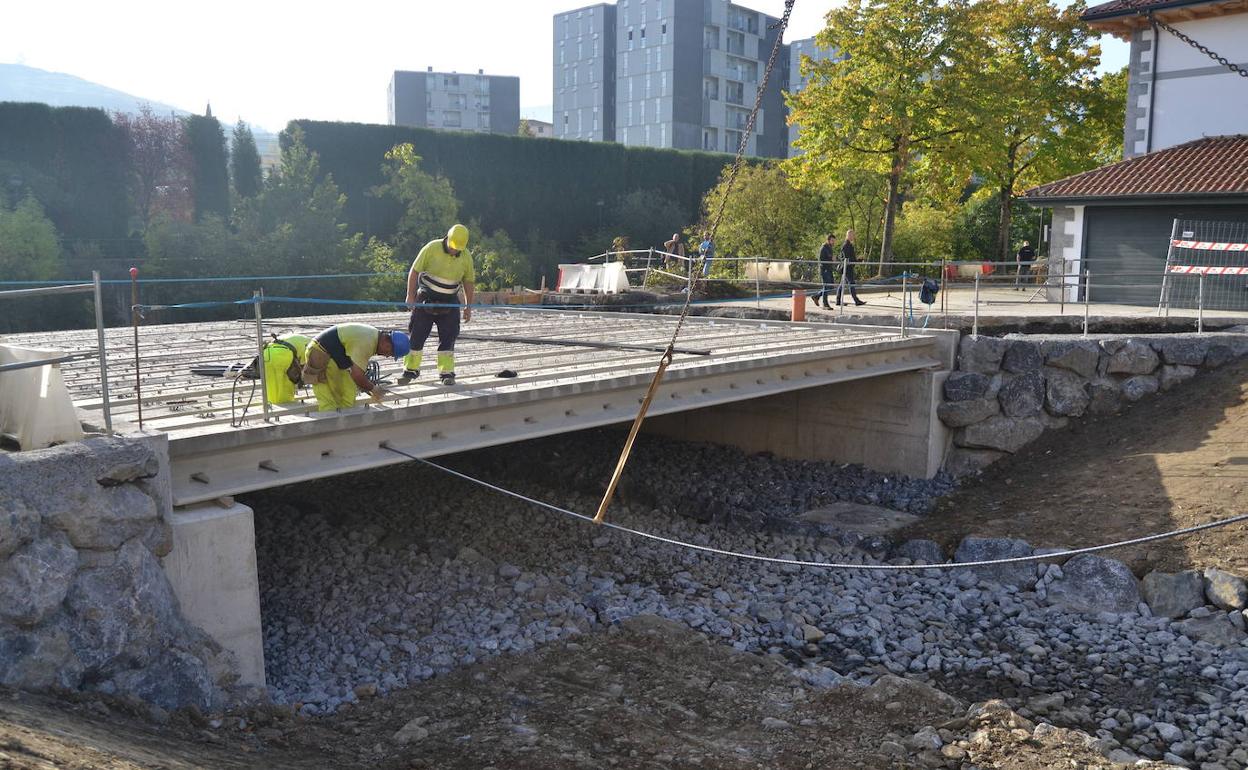 El nuevo puente permite una desembocadura más amplia y reduce el riesgo de inundaciones. 