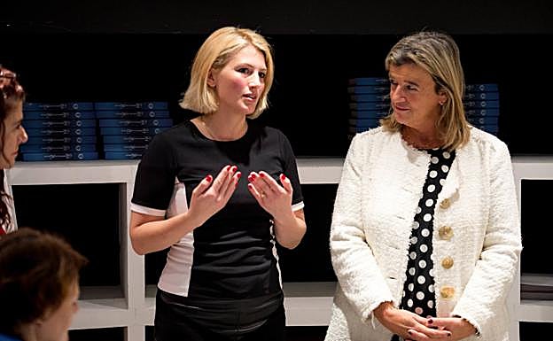 La diputada Teresa Laespada junto a una de las portavoces de UcraniaSOS