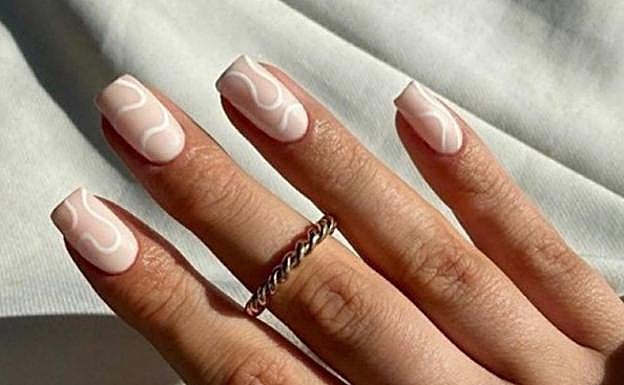 Manicura con dibujo de ondas.