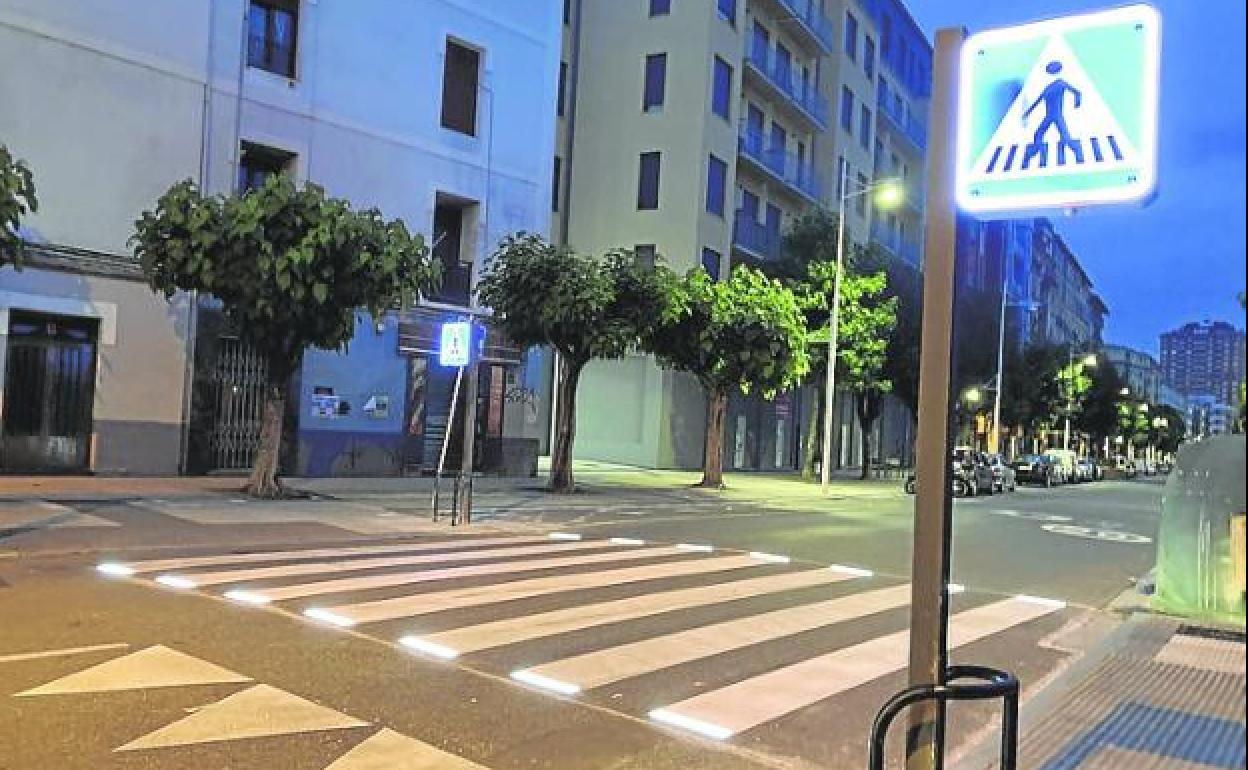 El paso de cebra se ilumina al detectar la presencia de peatones. 