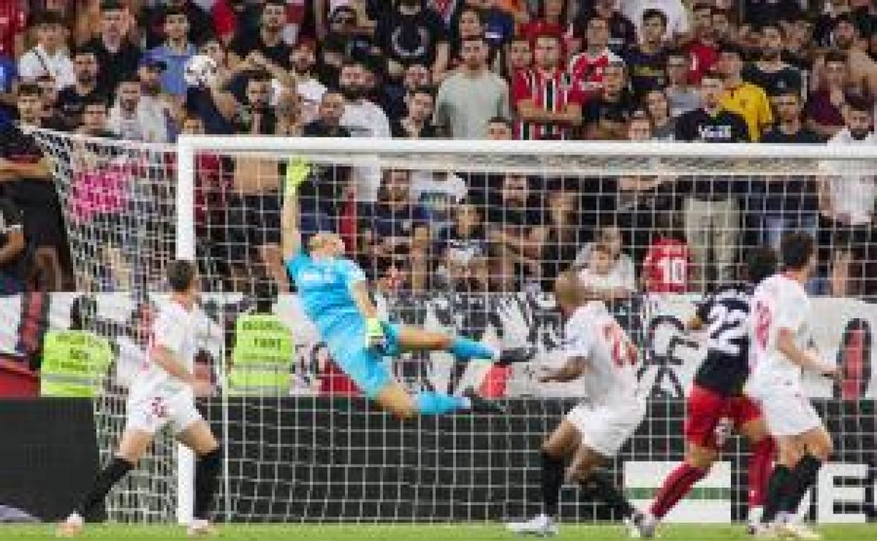 Raúl García, a punto de anotar el segundo. 