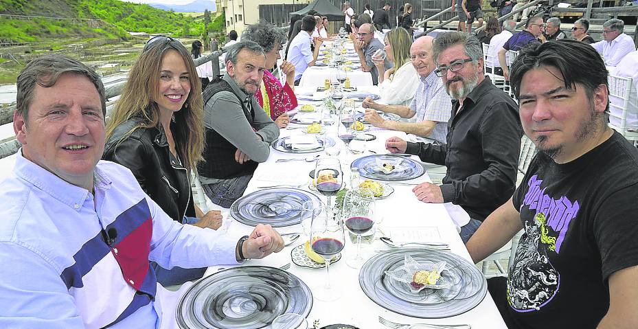 Gorka Ortiz de Urbina, Susana Soleto, Íñigo Salinero, Iker Ortiz de Zárate, Maite Ruiz de Austri, Txema Blasco, Gorka Aginagalde y Paul Urkijo.