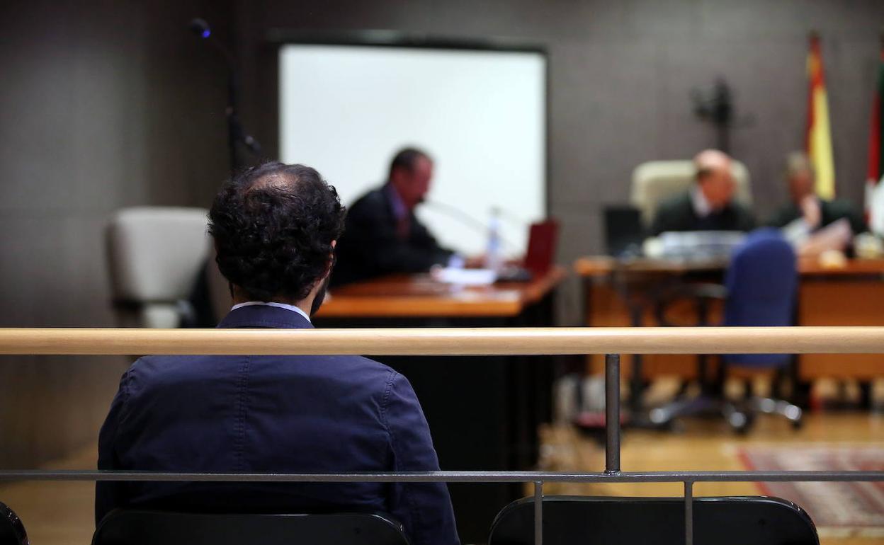 El profesor de Gaztelueta acusado de abusos sexuales a un alumno, durante el juicio celebrado en Bilbao en 2018.