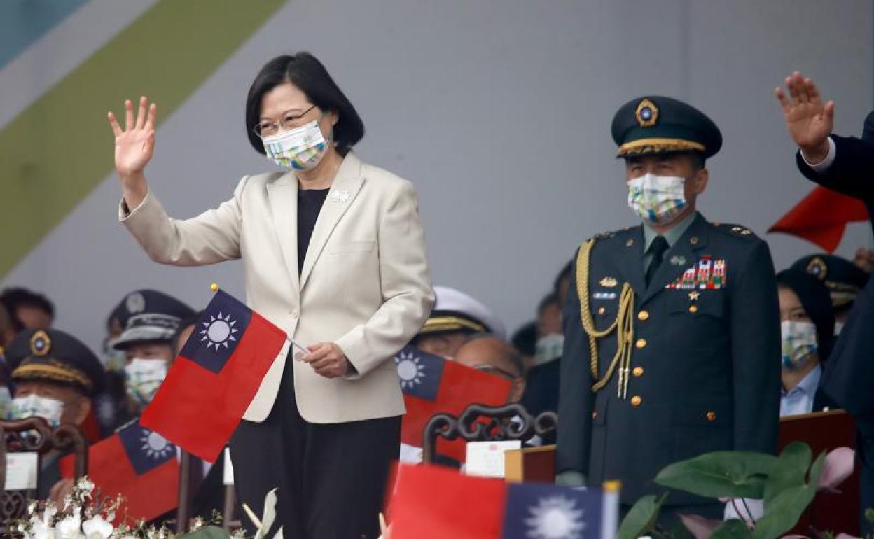 La presidenta de Taiwán, Tsai Ing-wen, sostiene una bandera taiwanesa mientras ondea durante las celebraciones del Día Nacional de Taiwán frente al Palacio Presidencial en Taipei. 