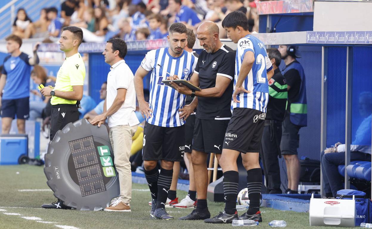 Rostoll, segundo entrenador, dialoga con Moya y Hara antes de saltar al campo. 