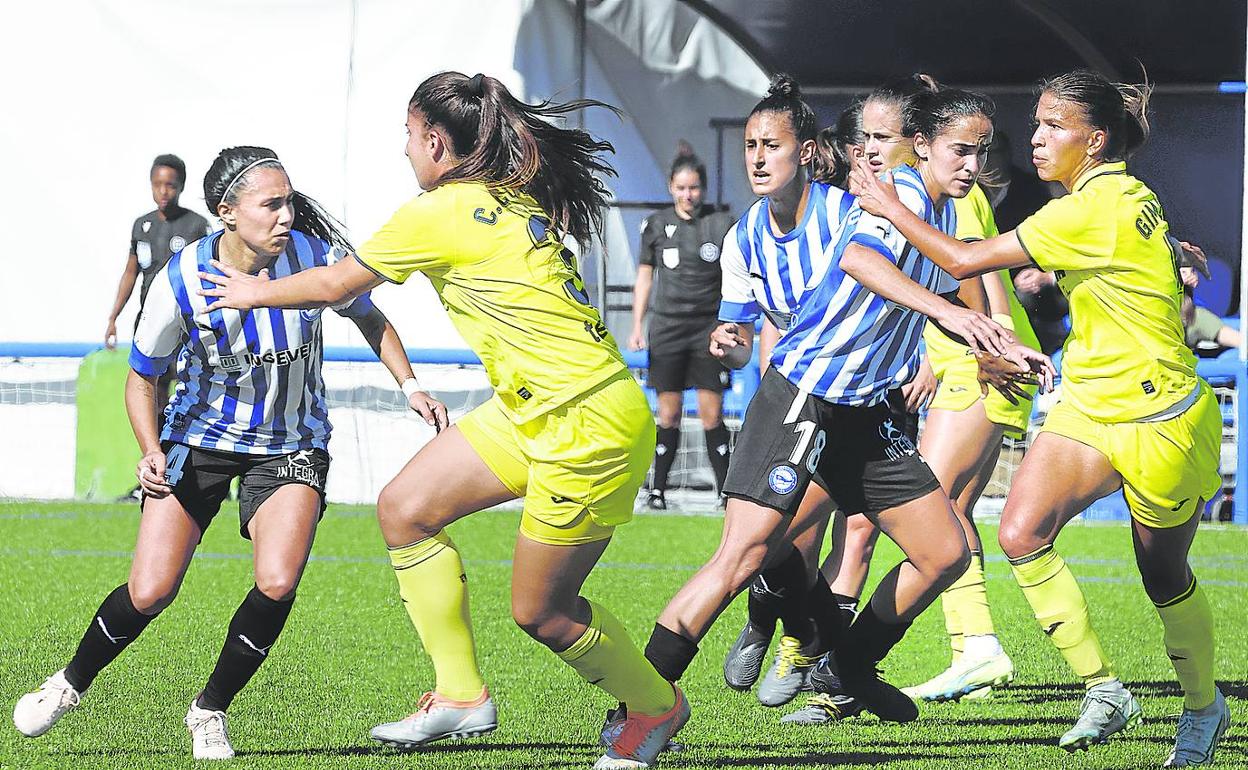 Fátima y Chamorro tratan de zafarse de sus defensoras durante el último duelo liguero ante el Villarreal en Ibaia. 