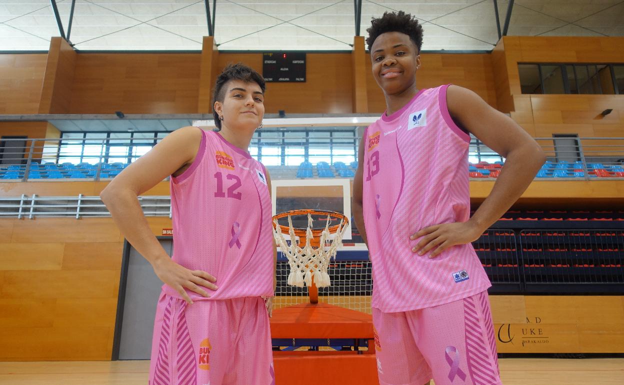 Montserrat Pujolreu y Maira Horford con la nueva equipación del Ausarta, en solidaridad con el cáncer de mama 