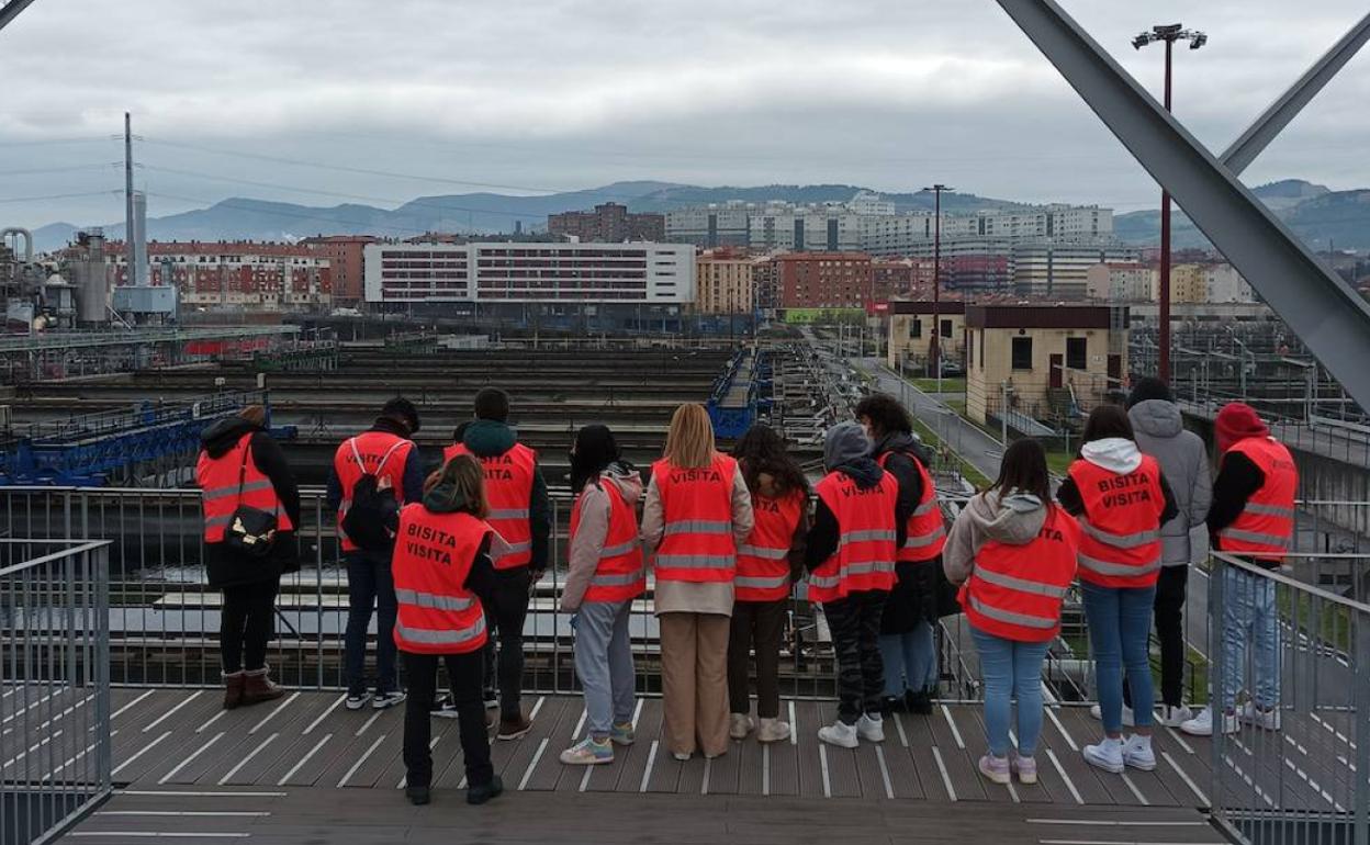 Un grupo de visitantes observa la depuradora de Galindo. 