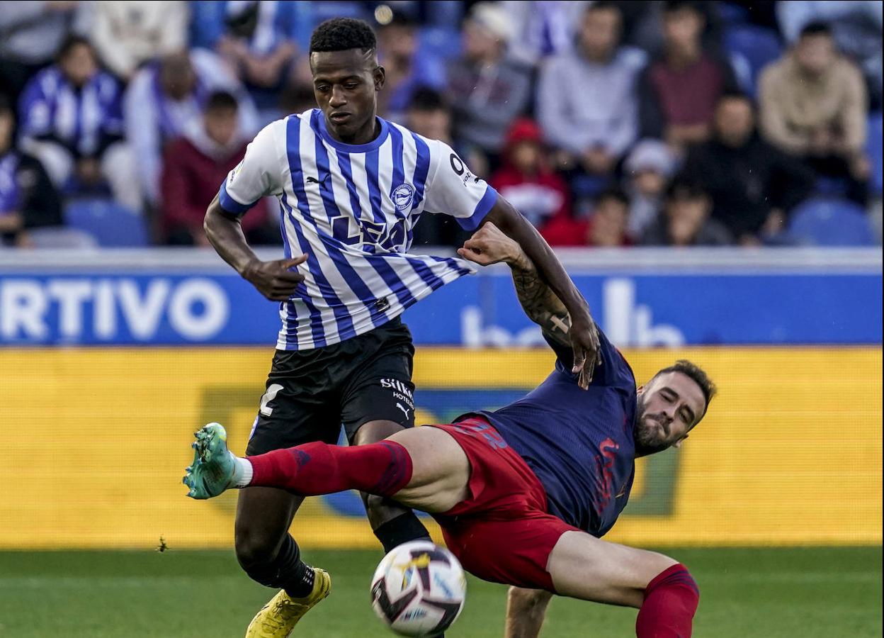 Anderson Arroyo, titular en la derecha, es agarrado por un rival que intenta evitar su progresión. fotografías. 