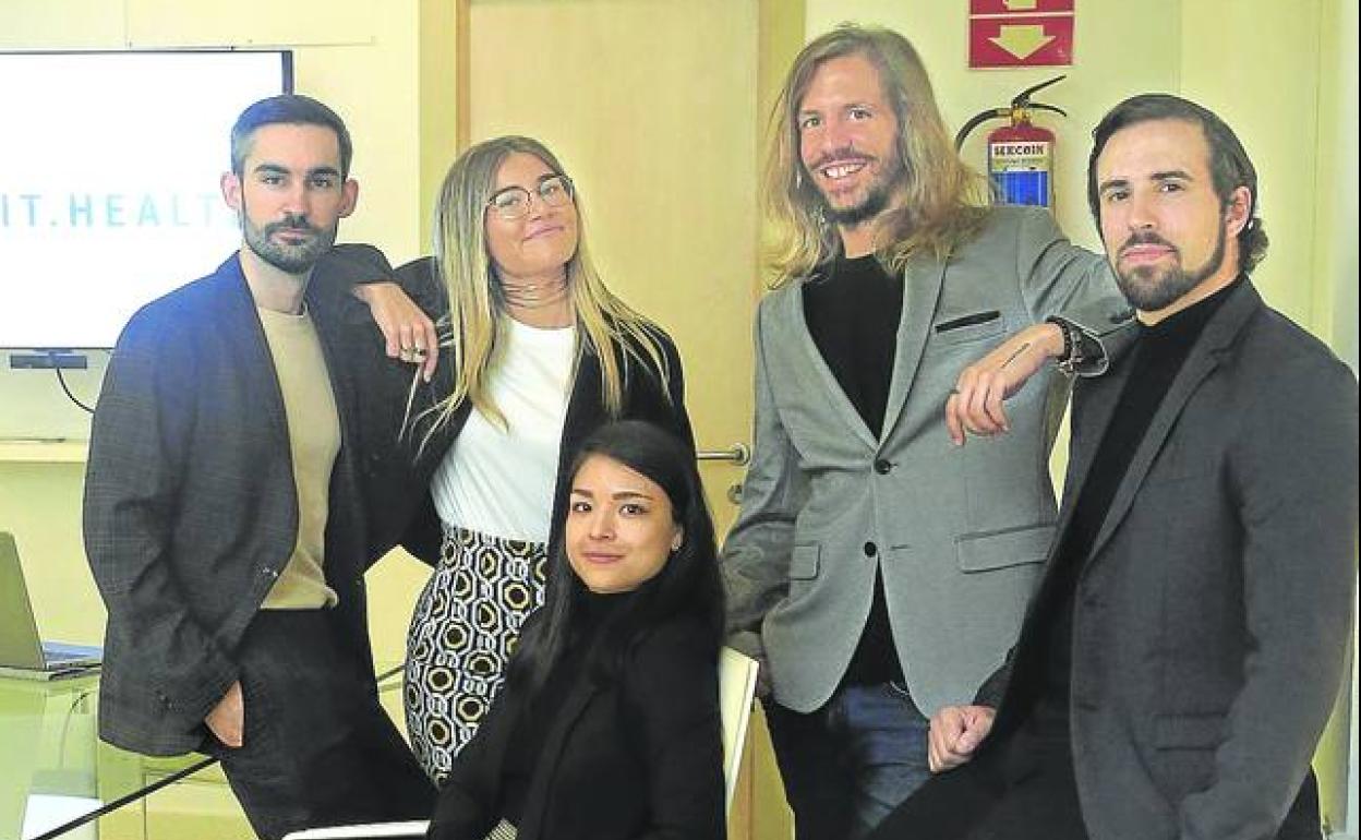 Andy Aguilar, sentada junto al resto del equipo de Legit Health. 