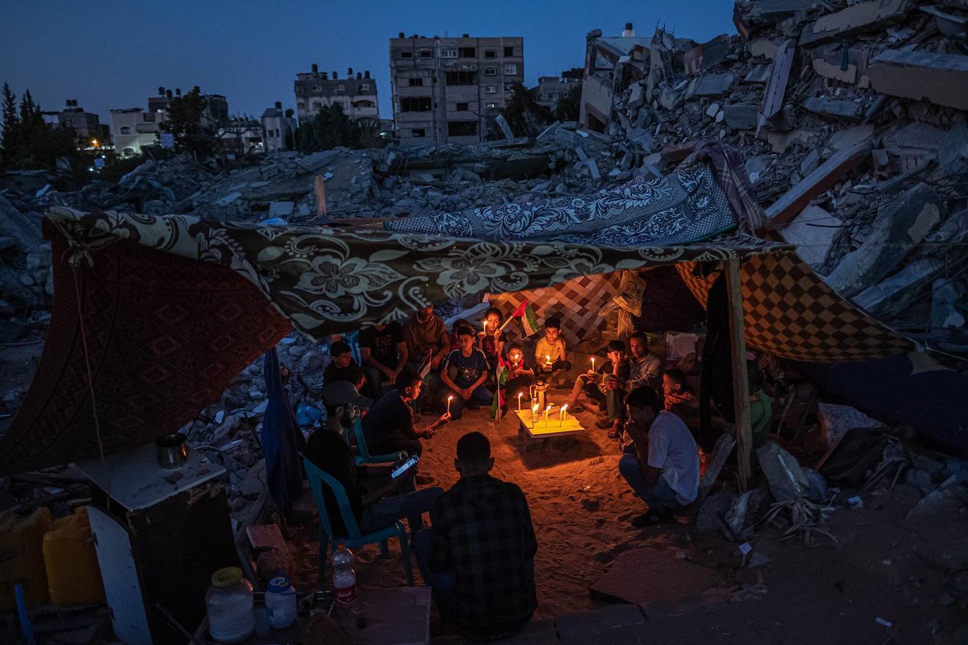 ‘Niños palestinos en Gaza’. Un grupo de niños se refugian con velas en una tienda durante un alto al fuego en mayo de 2021. 