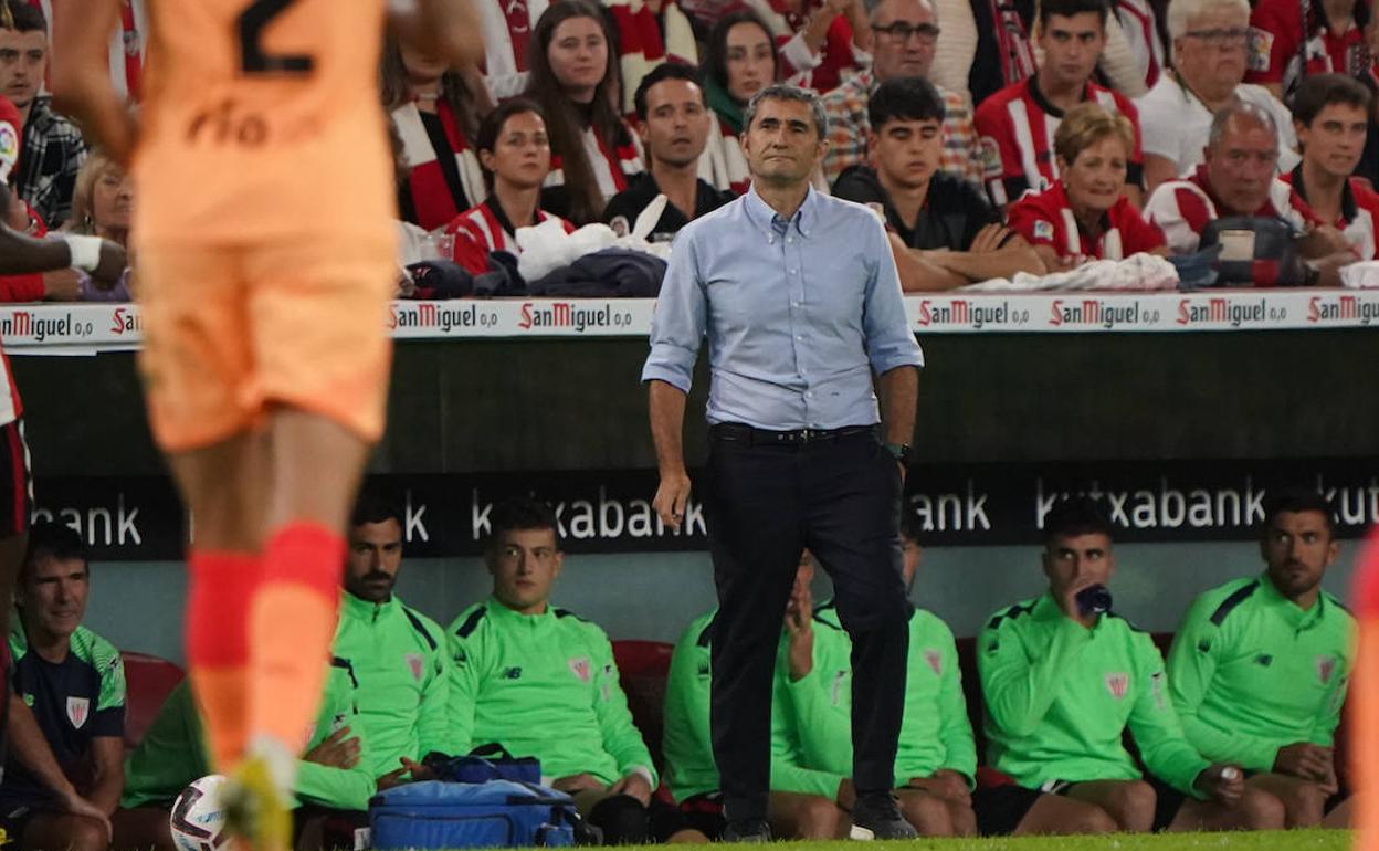 Ernesto Valverde observa el desarrollo del partido contra el Atlético. 