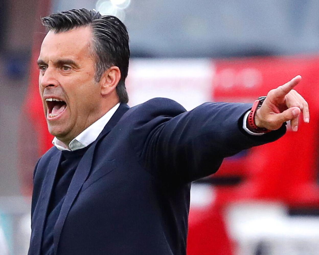 Koldo Álvarez de Eulate da indicaciones durante un partido con la selección de Andorra. 