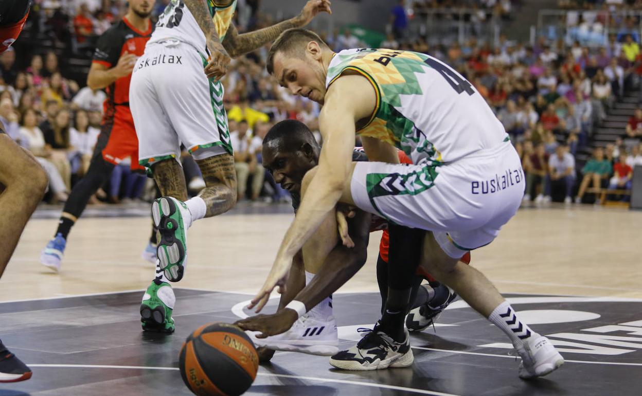 Nikola Radicevic pelea por un balón en el partido del sábado contra el Granada. 