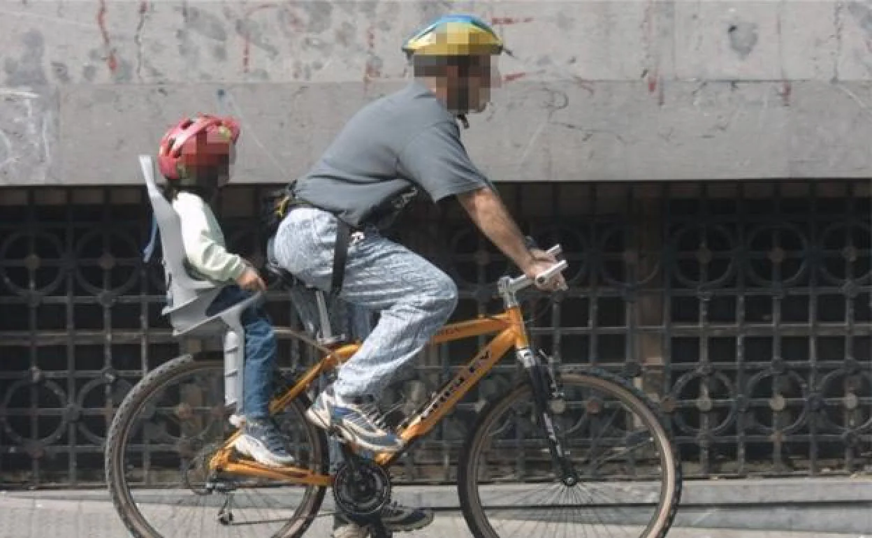 Niños en bici, siempre con casco
