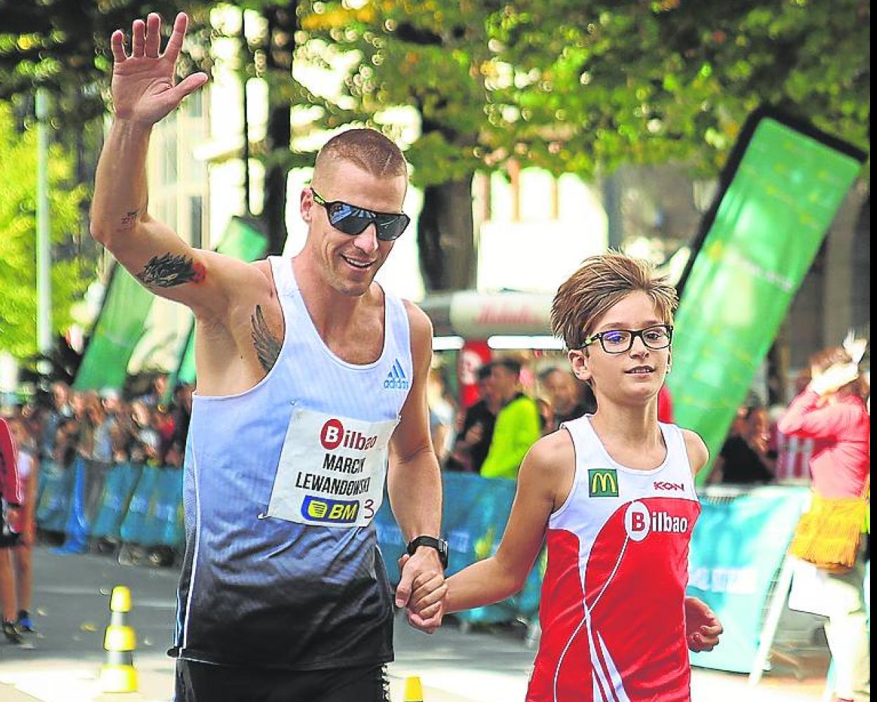 Lewandowski saluda a la afición de Bilbao en la presentación de la carrera masculina.