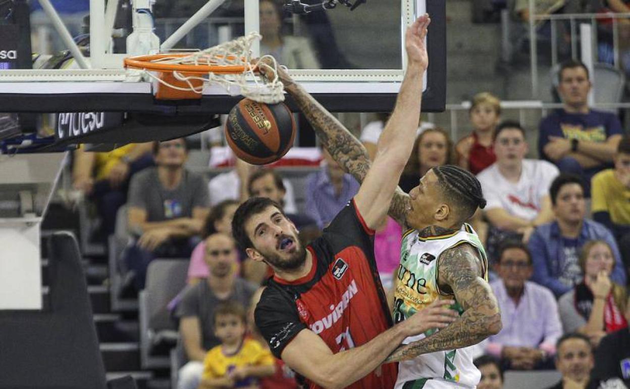 l alero del Bilbao Basket Machale Kyser anota ante David Iriarte, del Baloncesto Granada. 