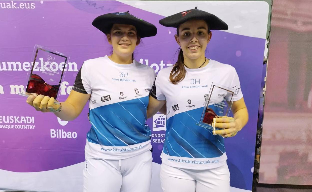 Las campeonas del torneo con sus trofeos en el frontón Atano III de San Sebastián. 