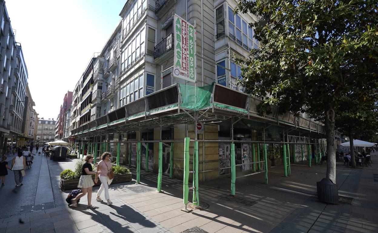 El bloque tiene una visera de protección desde hace más de un año. 