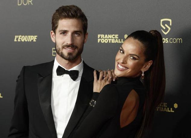 Kevin Trapp, portero del Eintracht de Fráncfort, y su pareja, la modelo brasileña Izabel Goulart, antes del comienzo de la gala.